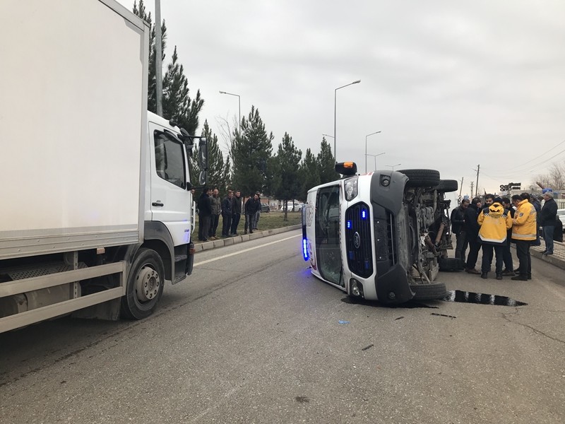 Ambulans kaza yaptı! Yaralılar var