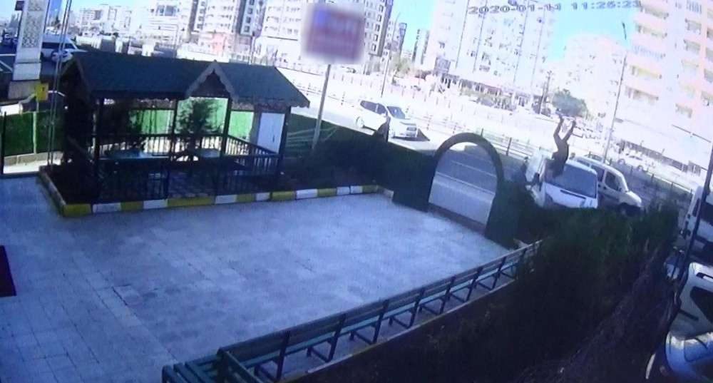 Diyarbakır’da minibüs önce yayaya çarptı, ardından kursun bahçesine girdi 