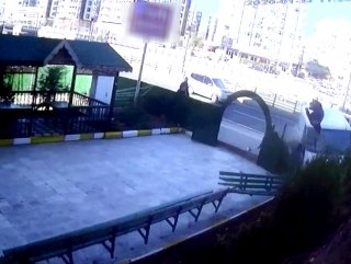 Diyarbakır'da minibüsün çarptığı yaya havada takla attı