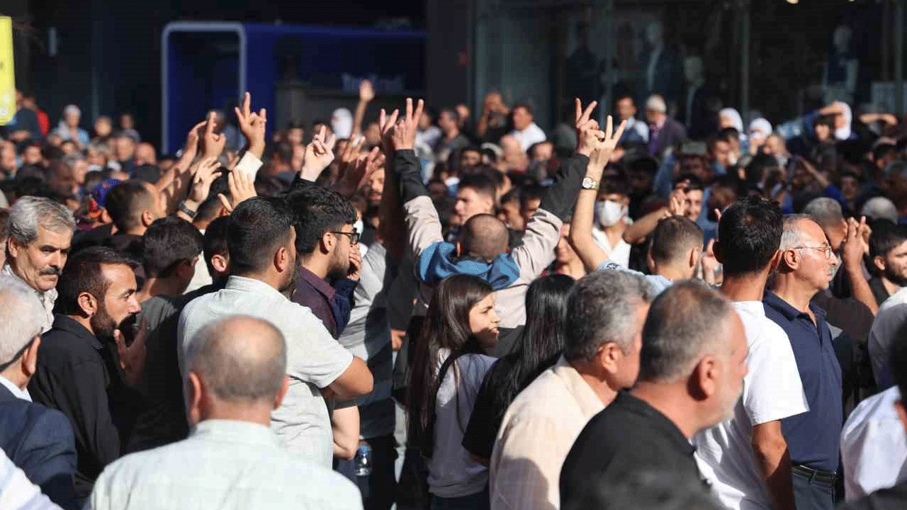 Diyarbakır'da Öcalan'a özgürlük propagandası yapan 6 kişi gözaltına alındı!