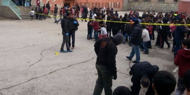 Diyarbakır'da okul'a bomba atıldı: Yaralılar var!