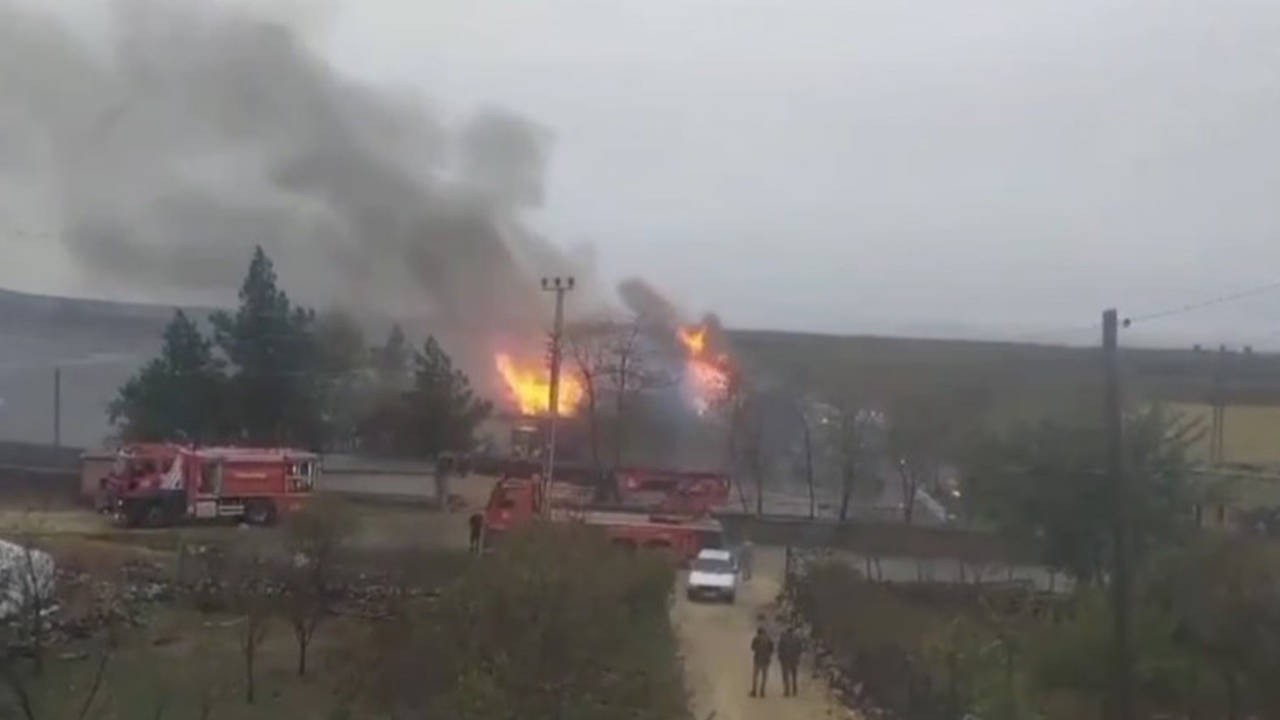 Diyarbakır'da okulun çatısında yangın çıktı