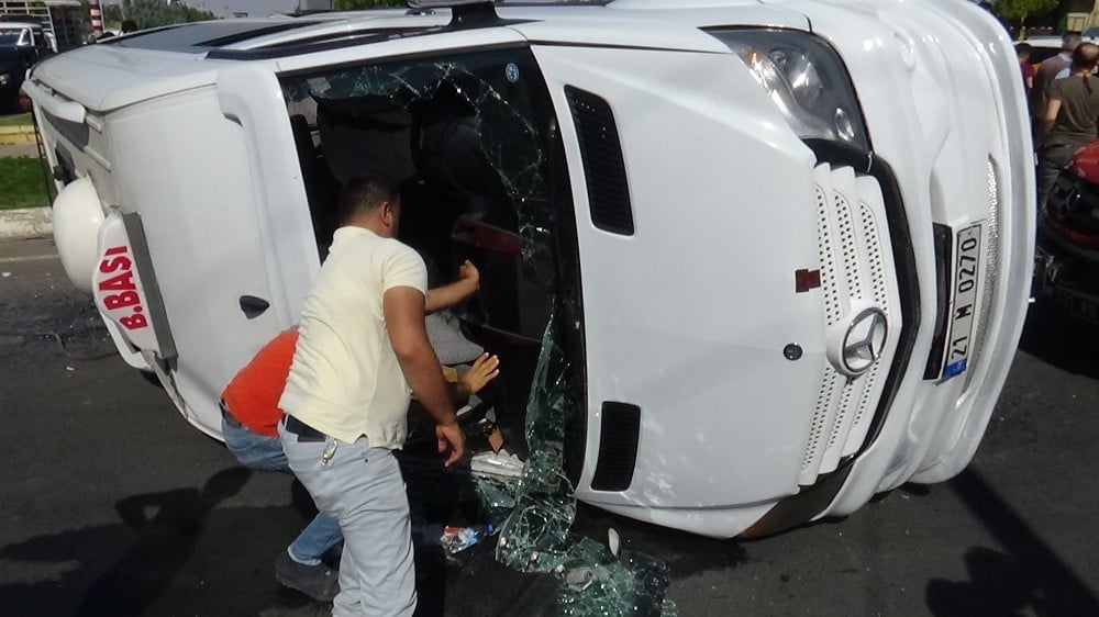 Diyarbakır’da otomobil ile yolcu minibüsü çarpıştı: 11 yaralı 