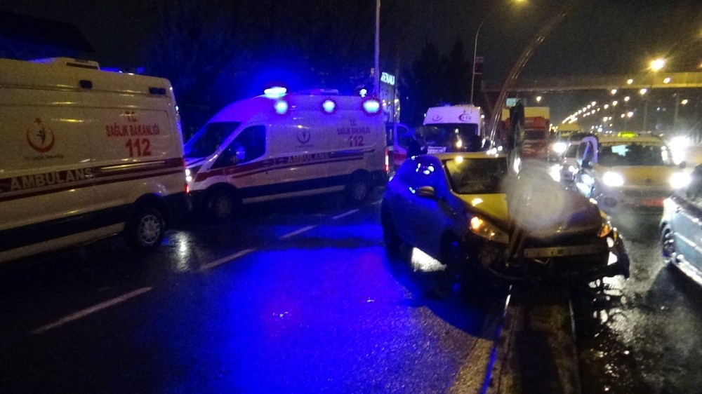 Diyarbakır’da otomobil refüje çarptı: 5 yaralı 