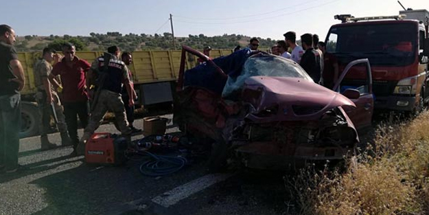 Diyarbakır'da otomobil tırla çarpıştı: 3 ölü!