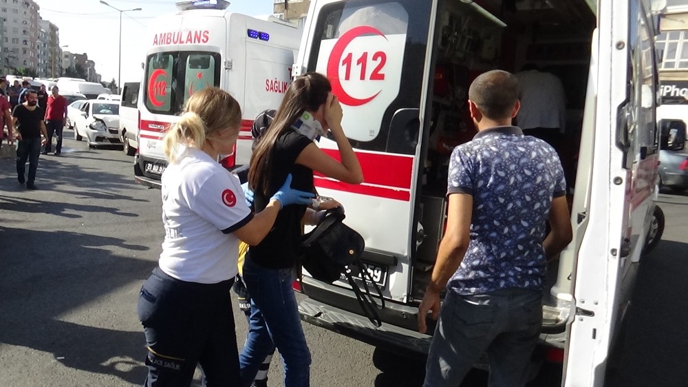 Diyarbakır’da otomobil yolcu minibüsüne çarptı: 5 yaralı 