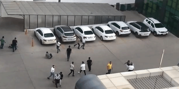 Otoparktaki kavgada kürsüler ve yumruklar havada uçuştu