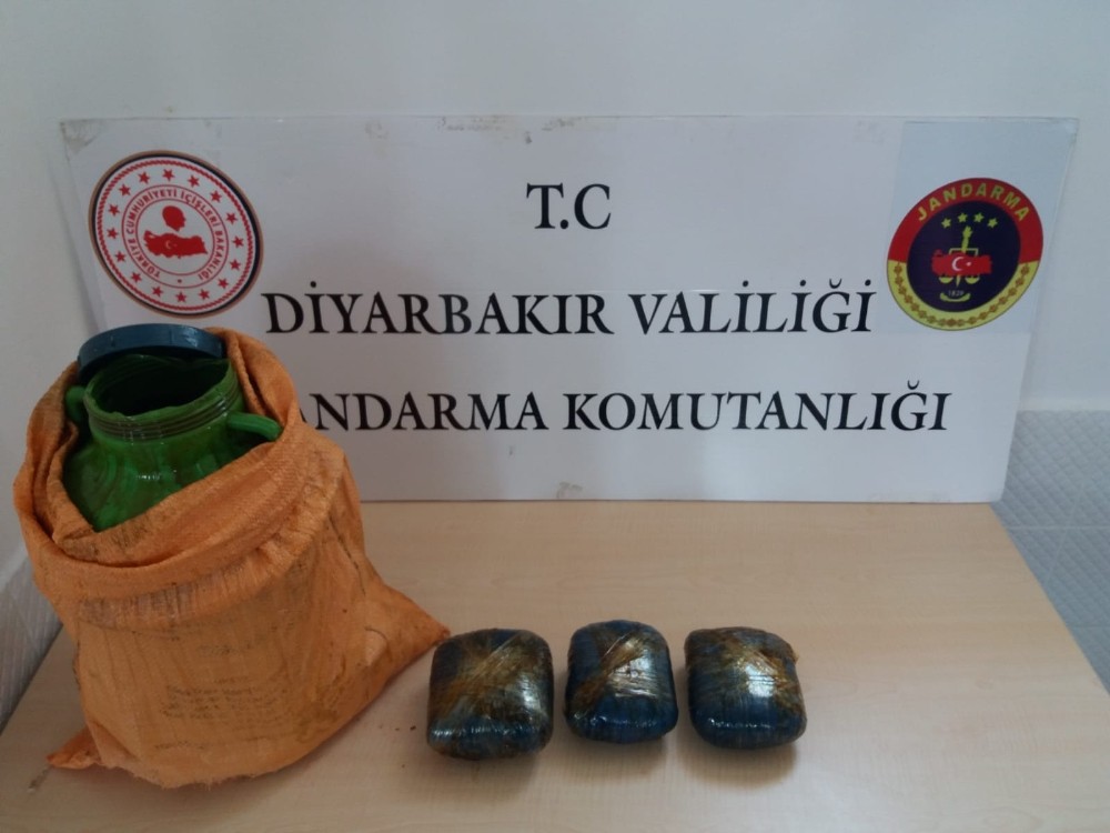 Diyarbakır’da, pekmez bidonuna gizlenmiş esrar maddesi ele geçirildi 