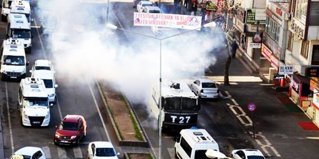 Diyarbakır'da polise saldırı! İlçe karıştı