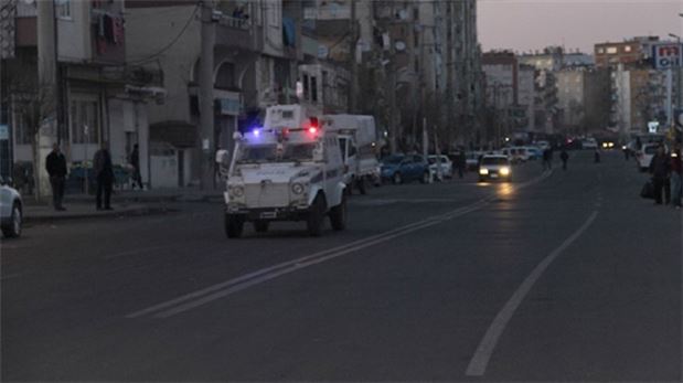 Diyarbakır'da rögardan kaçan teröristler polisle çatıştı