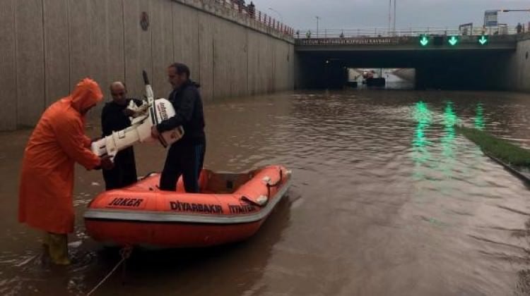 Diyarbakır'da sağanak nedeniyle araçlar mahsur kaldı