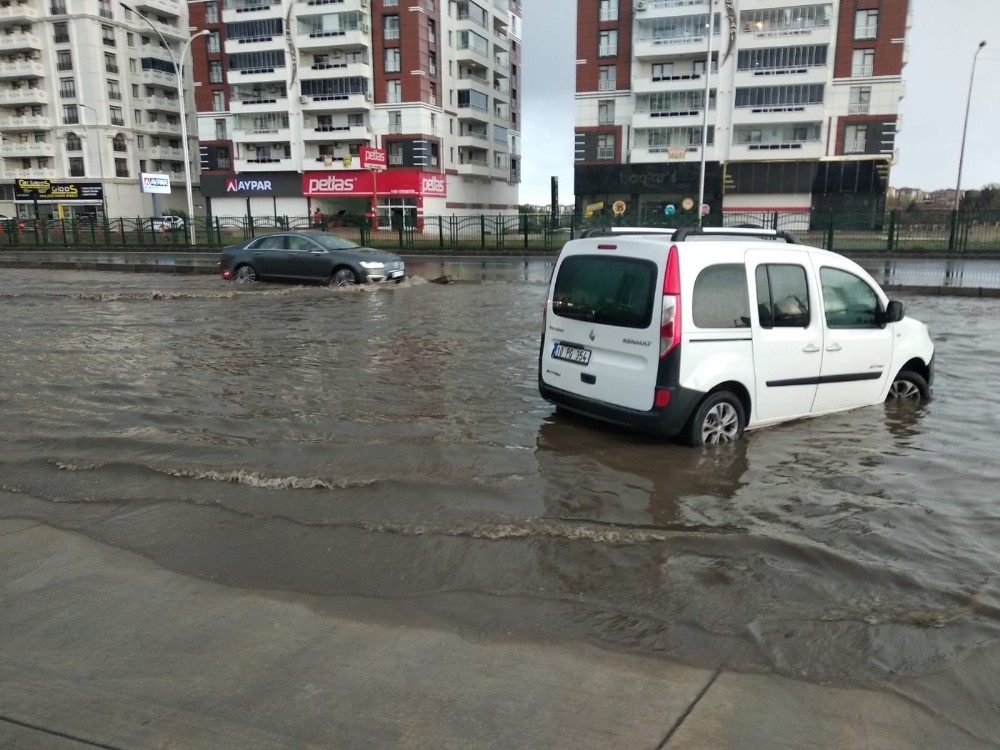 Diyarbakır’da sağanak yağış hayatı olumsuz etkiledi 