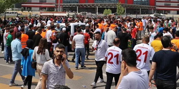 Diyarbakır'da sahte biletler stadyumu saniyesinde karıştırdı! Yetkililer buluşmaya gelenleri ikna etmeye çalıştı