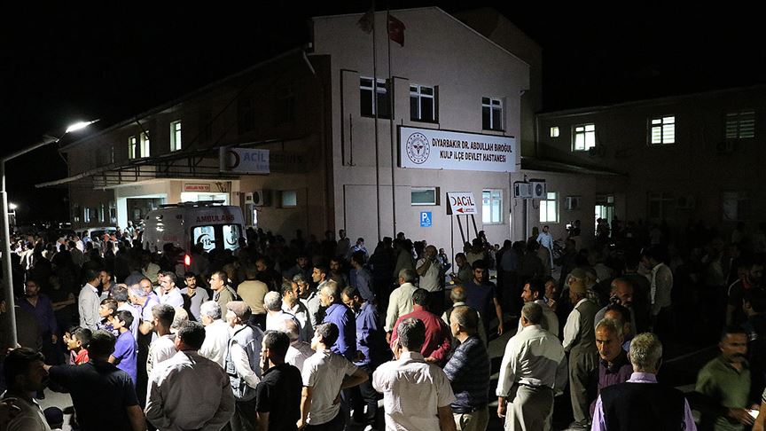 Diyarbakır'da sivilleri taşıyan araca terör saldırısı: 4 şehit, 13 yaralı var