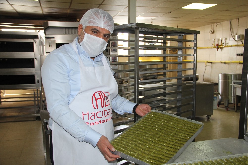 Diyarbakır’da sokağa çıkma kısıtlamasından muaf olan tatlıcıların Ramazan mesaisi başladı 