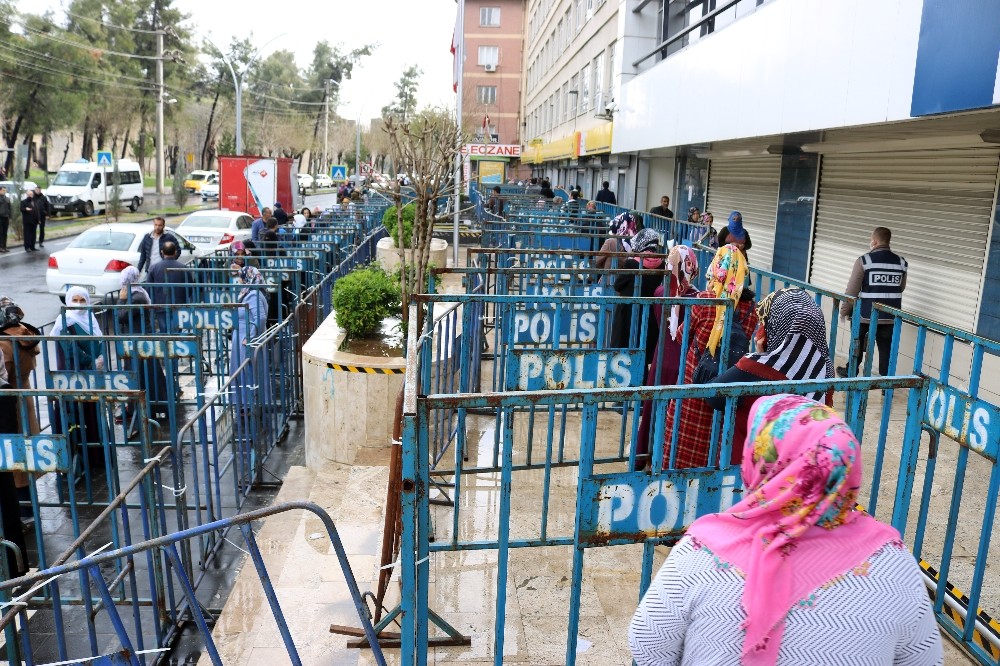 Diyarbakır’da sosyal mesafeyi korumak için bariyer yerleştirildi 