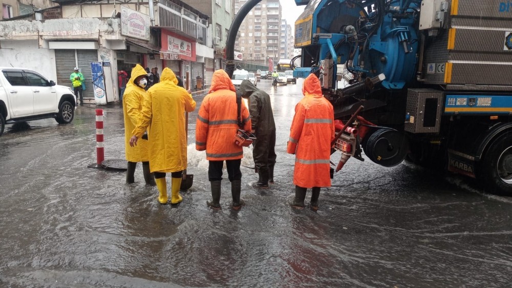 Diyarbakır’da su taşkını nedeniyle vatandaşlar zor anlar yaşadı 
