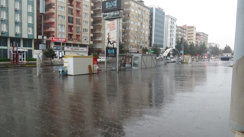 Diyarbakır’da sular altında kalan araçlar çekici yardımıyla kurtarıldı 
