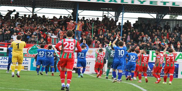 Diyarbakır'da taraftarlar ağlayan futbolcuları teselli etti