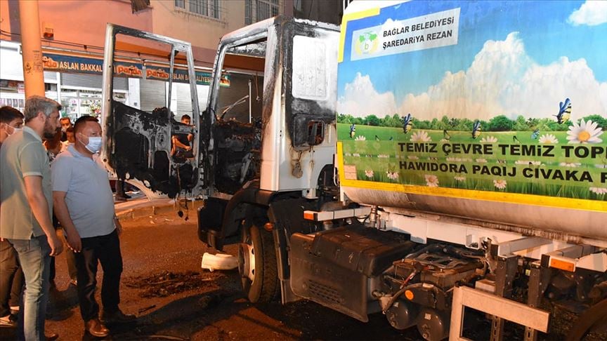 Diyarbakır'da temizlik aracı yüzü maskeli kişilerce yakıldı