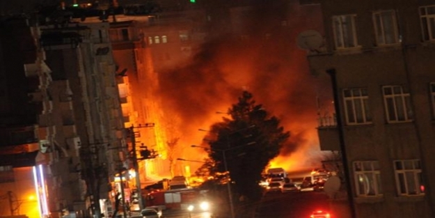 Diyarbakır'da teröristler ile güvenlik güçleri arasında yoğun çatışma!