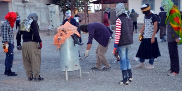 Diyarbakır'da TOMA'ya roketli saldırı: 2 polis yaralı