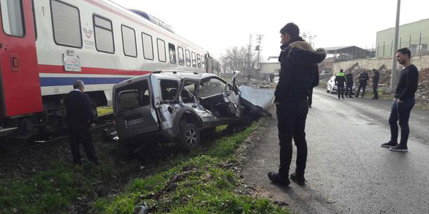 Tren ve binek araç çapıştı: Yaralılar var