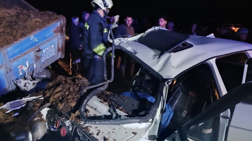 Diyarbakır'da üzücü olay: Otomobil park halindeki römorka çarptı!