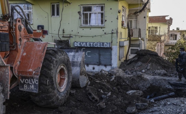Diyarbakır'da Valilik yol çalışmalarını durdurdu