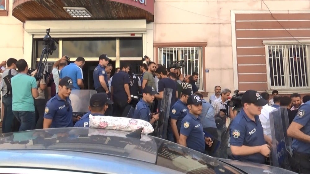 Diyarbakır’da Vatan Partisi üyeleri ile HDP’liler arasında gerginlik 