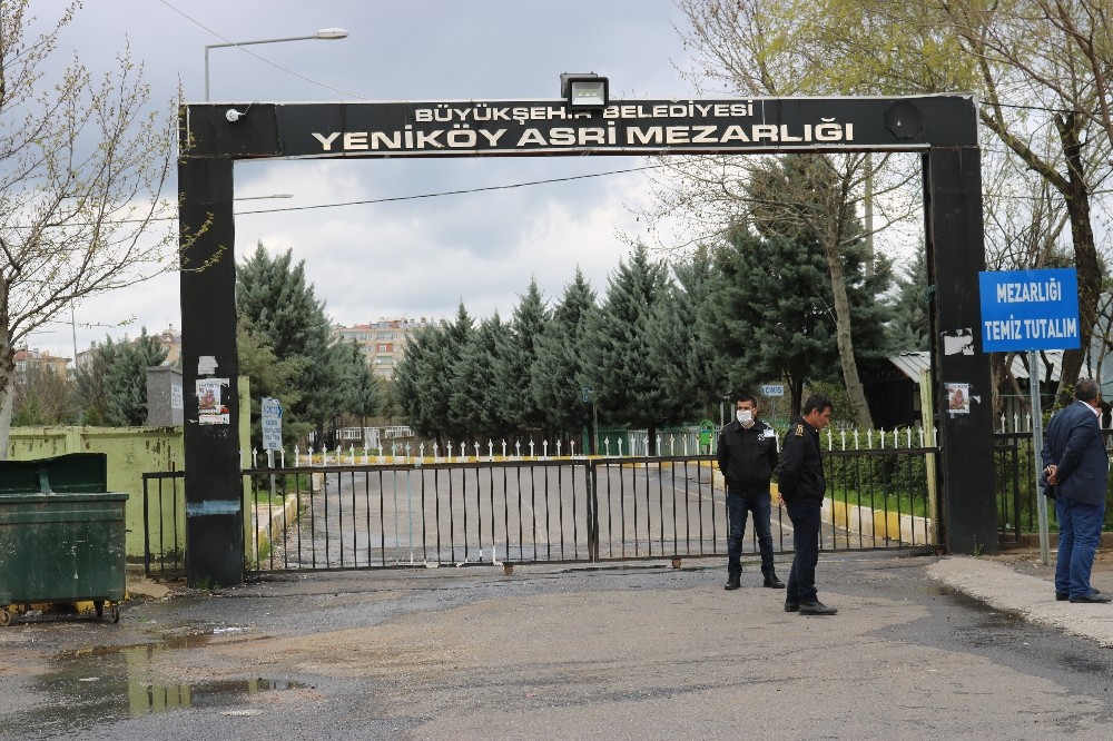 Diyarbakır’da vatandaşlar mezarlıkların kapısından döndü 