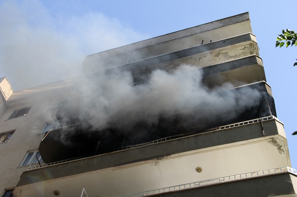 Diyarbakır’da yangın, ev kül oldu, apartman tahliye edildi 