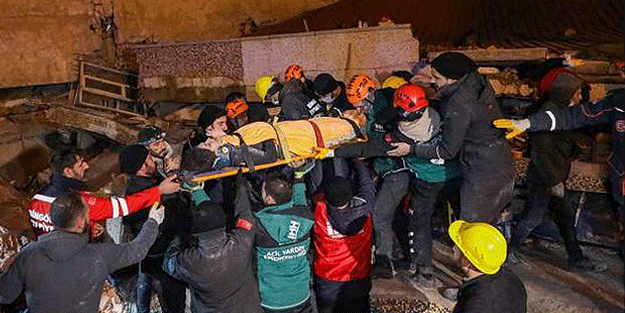 Diyarbakır'da yıkılan binanın enkazından 27 saat sonra 1 kişi kurtarıldı