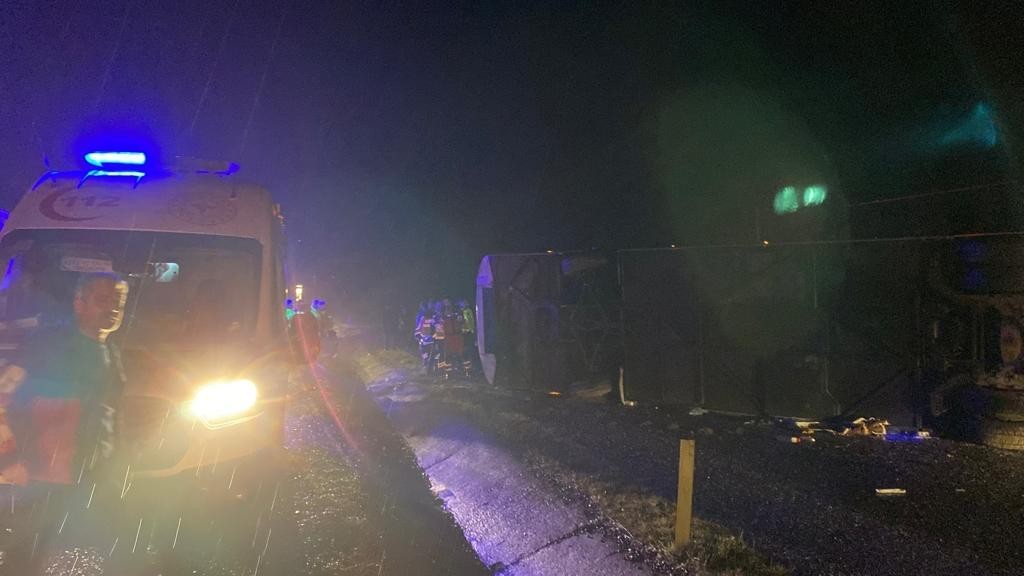 Diyarbakır’da yolcu otobüsü devrildi: 1’i bebek 5 ölü, 23 yaralı