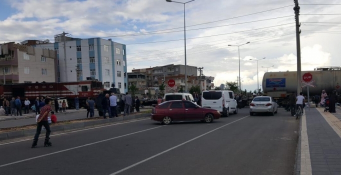 Diyarbakır'da yük treni otomobile çarptı: 1 ağır yaralı