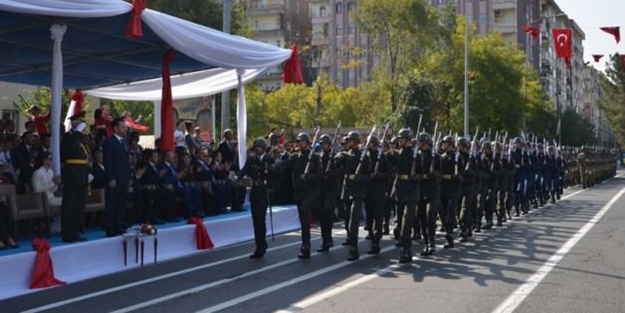 Diyarbakır'da yürüyen askerin dikkat çeken sloganı