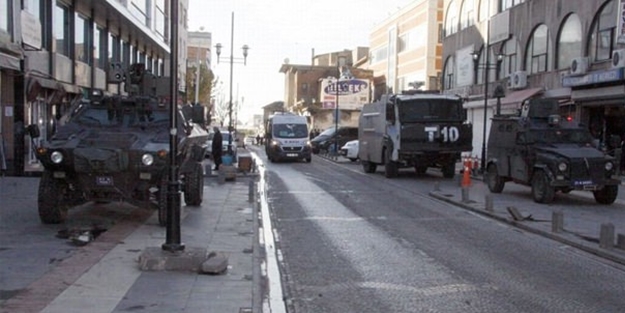 Diyarbakır'da zırhlı araçlar oteli kuşattı!