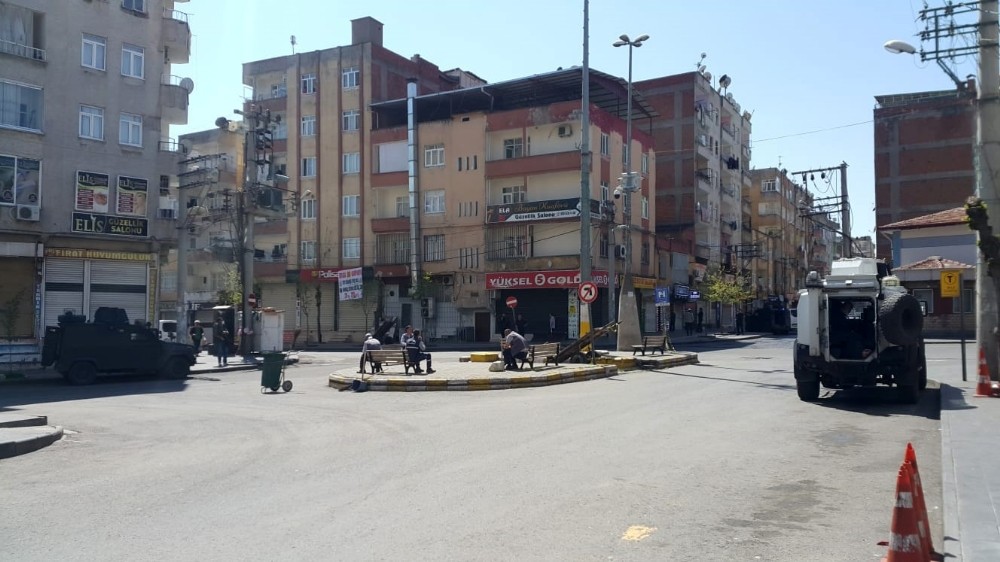 Diyarbakır’da zırhlı polis aracından vatandaşlara ’Şemmameli’ moral 