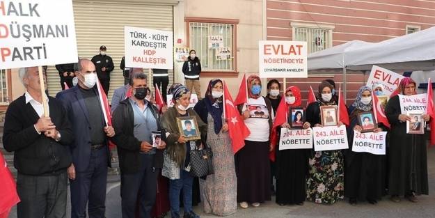 Diyarbakır'daki evlat nöbetine 2 aile daha katıldı