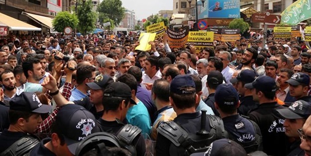 Diyarbakır'daki Mursi eylemlerinde 11 polis yaralandı