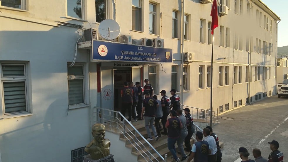 Diyarbakır'daki olay 10 yıl sonra aydınlatıldı! Karaalp cinayetinde 8 şüpheliye gözaltı