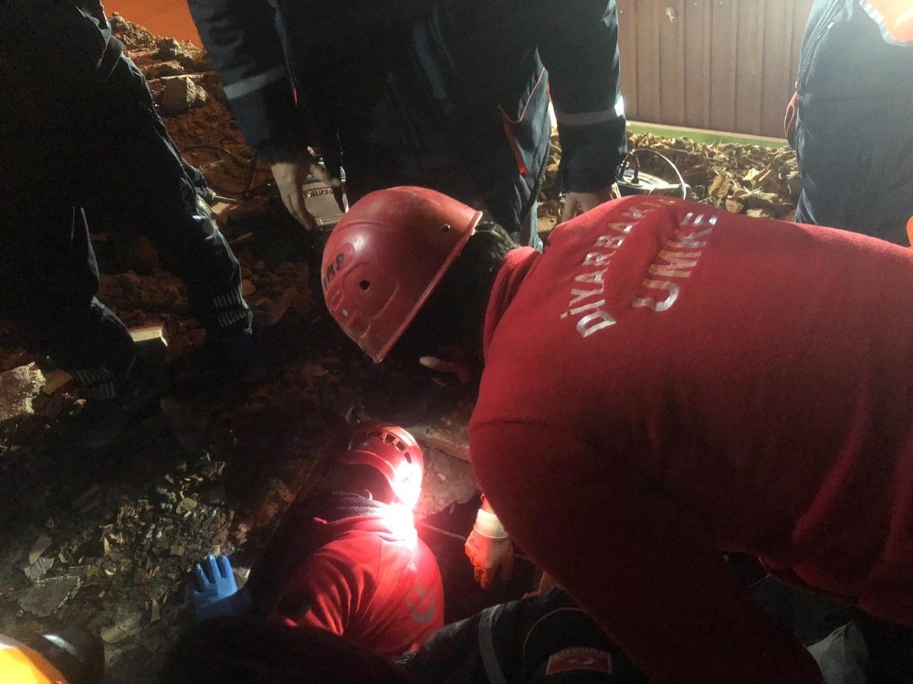 Diyarbakır’dan Elazığ’a sevk edilen sağlık ve UMKE ekipleri çalışmalarını sürdürüyor 