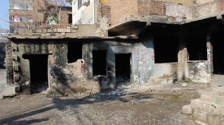 Diyarbakır’ın Bağlar ilçesinde vatandaşlar sokağa çıkmaya korkuyor