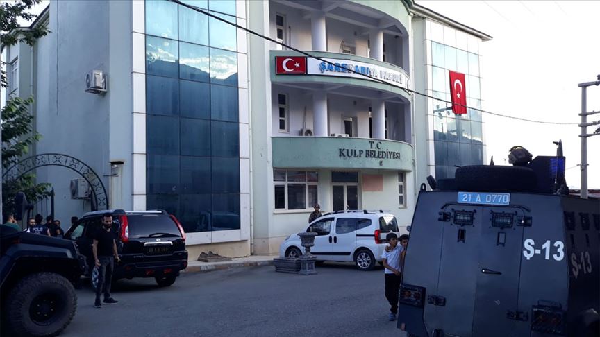 Diyarbakır'ın Kulp ilçesi Belediyesi ve HDP İlçe Başkanlığı binasında arama yapıldı