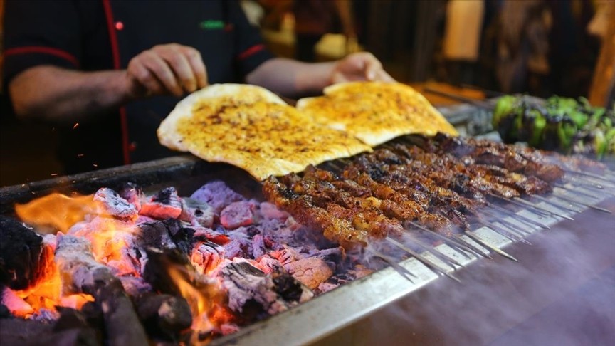 Diyarbakır'ın tarihi sokaklarında tezgahlar ciğer kebabı için kuruluyor