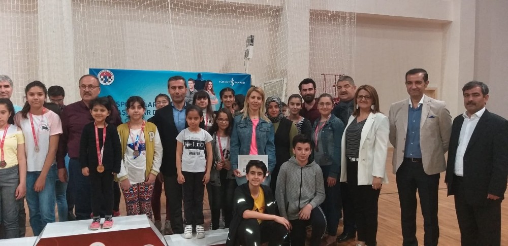 Diyarbakır’ın yüzünü satrançta iki okul güldürdü 