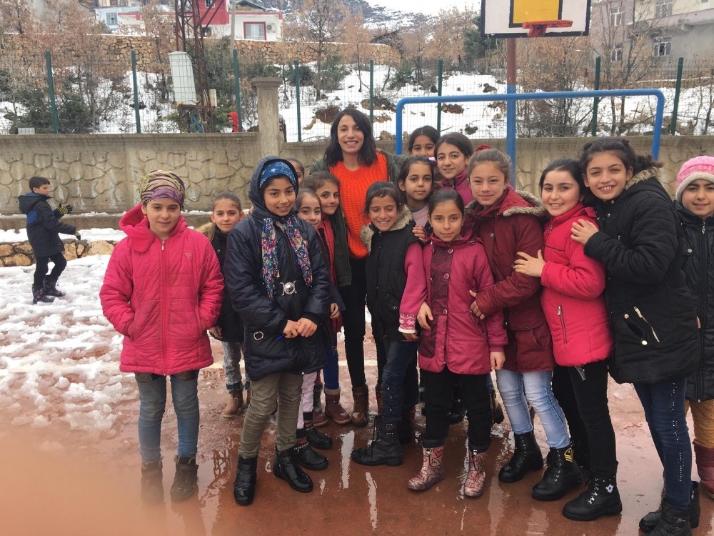 Diyarbakırlı gönüllülerden köy okulu öğrencilerine bot ve mont yardımı 