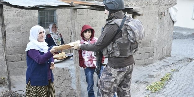 Diyarbakırlı kadınlardan polislere sıcak ekmek