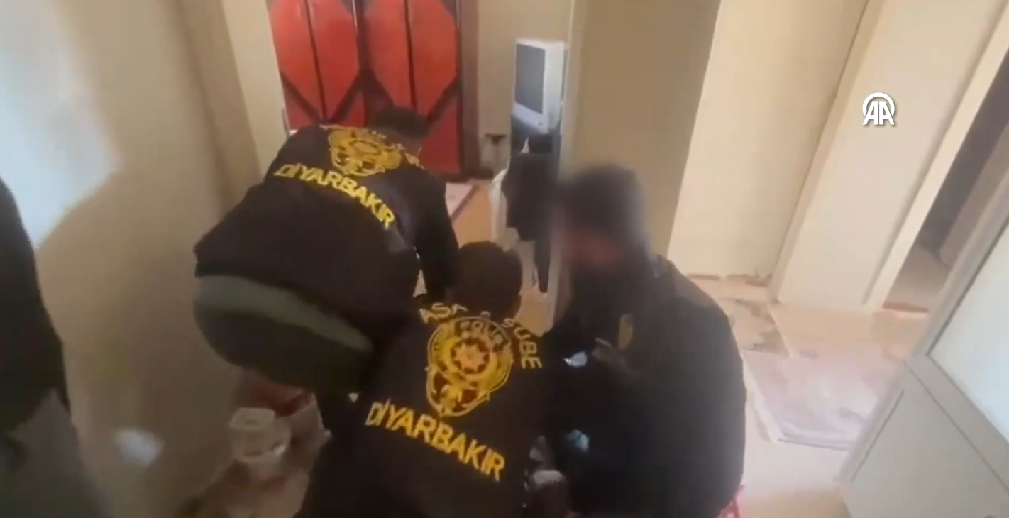 Diyarbakır’lı kadınları görüntülerini çeken sapık yakalandı İşte o anlar