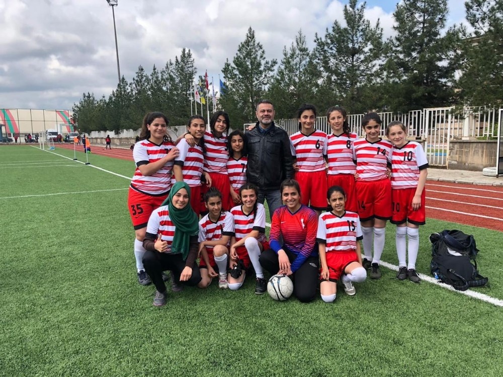 Diyarbakırlı kız futbolcular Türkiye finallerine gidiyor 
